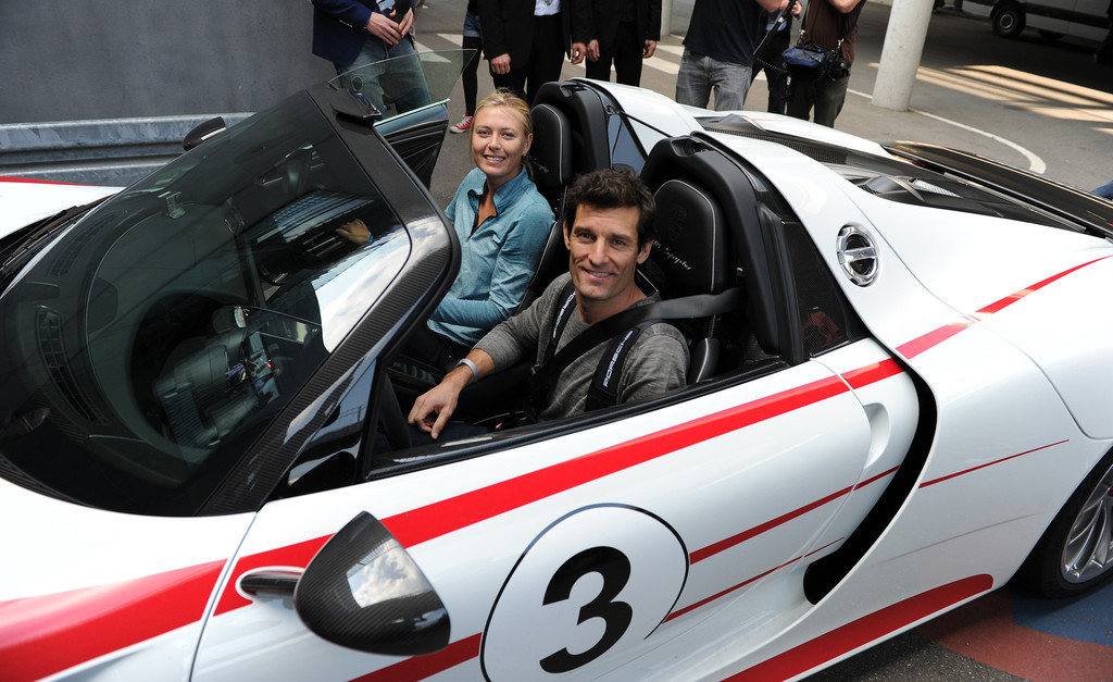 Mark Webber nimmt Maria Sharapova im Porsche mit