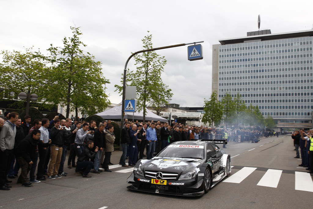 Mercedes-Benz-DTM-Teams stellen sich Mitarbeitern vor