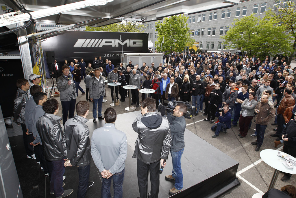 Mercedes-Benz-DTM-Teams stellen sich Mitarbeitern vor