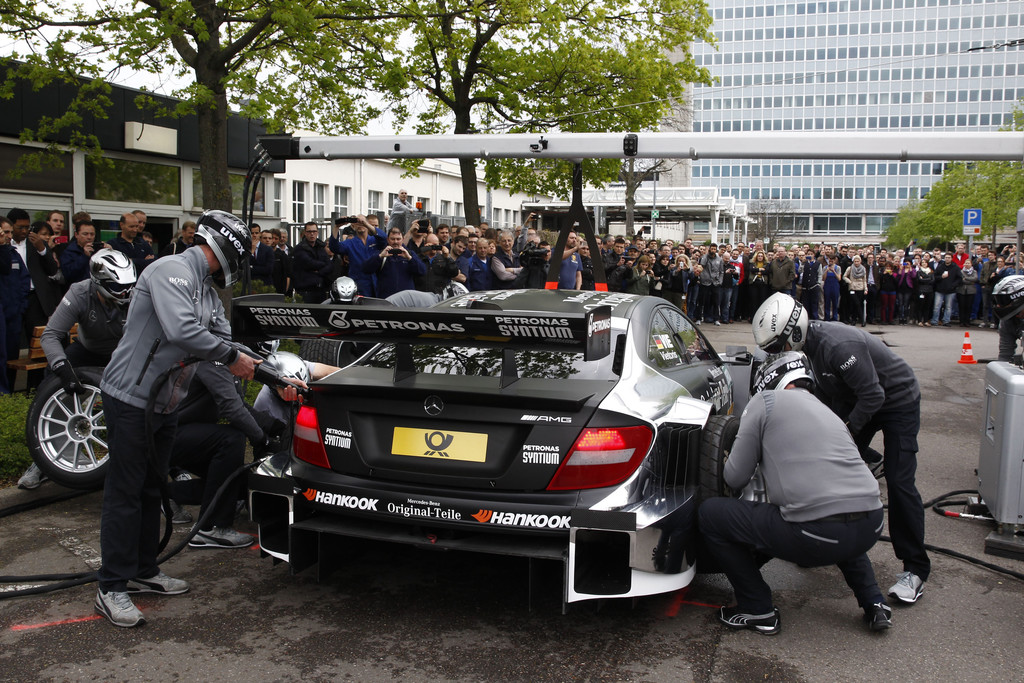 Mercedes-Benz-DTM-Teams stellen sich Mitarbeitern vor