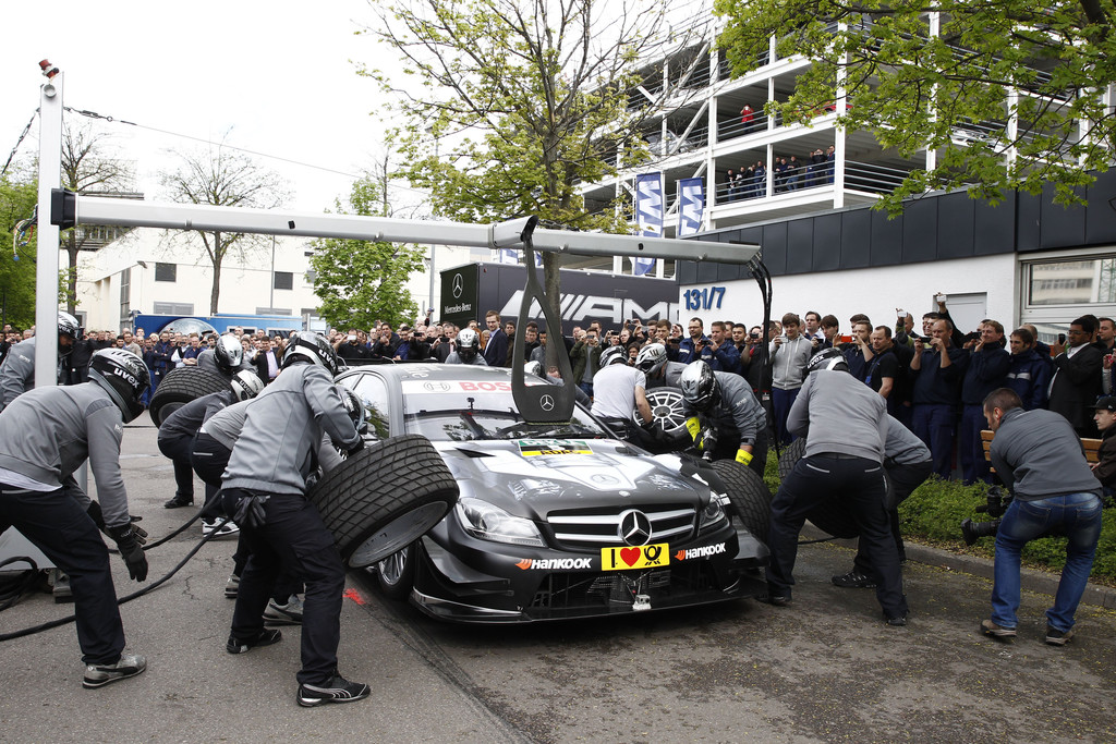Mercedes-Benz-DTM-Teams stellen sich Mitarbeitern vor