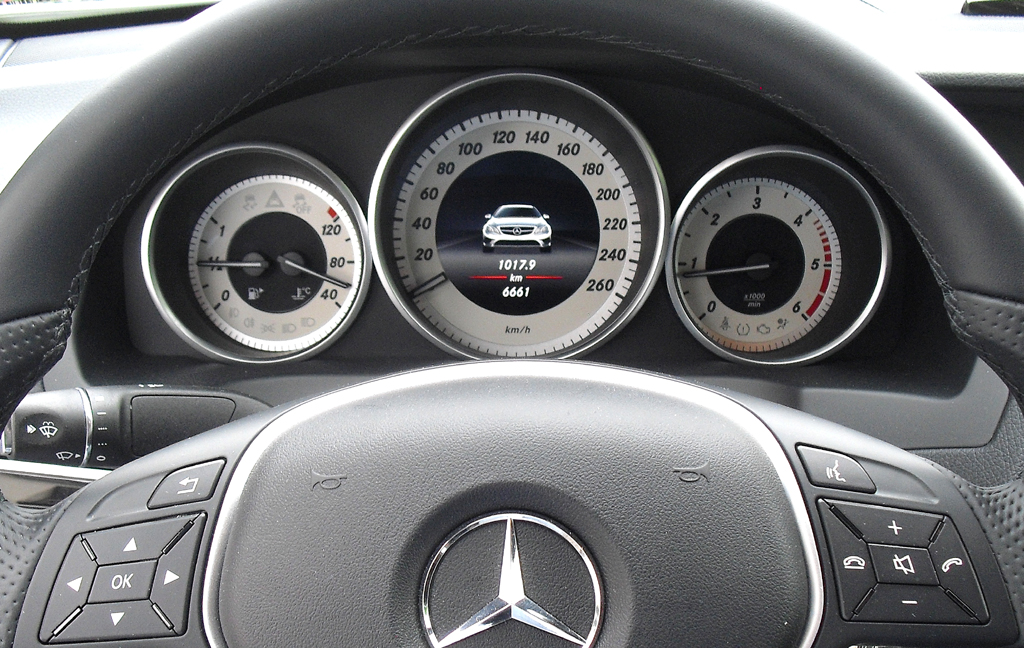 Mercedes E-Coupé: Blick durch den Lenkradkranz auf die Rundinstrumentierung. 