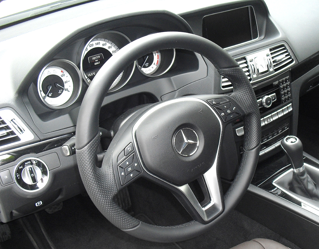 Mercedes E-Coupé: Blick ins übersichtlich gestaltete Cockpit. 