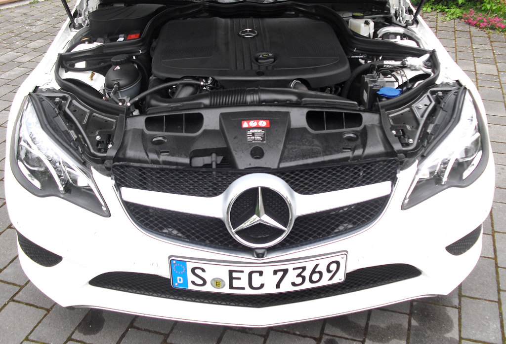 Mercedes E-Coupé: Blick unter die Haube auf den 2,2-Liter-Selbstzünder. 