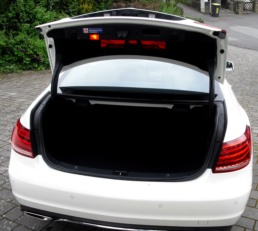 Mercedes E-Coupé: Das Gepäckabteil fasst erweiterbare 450 Liter. 
