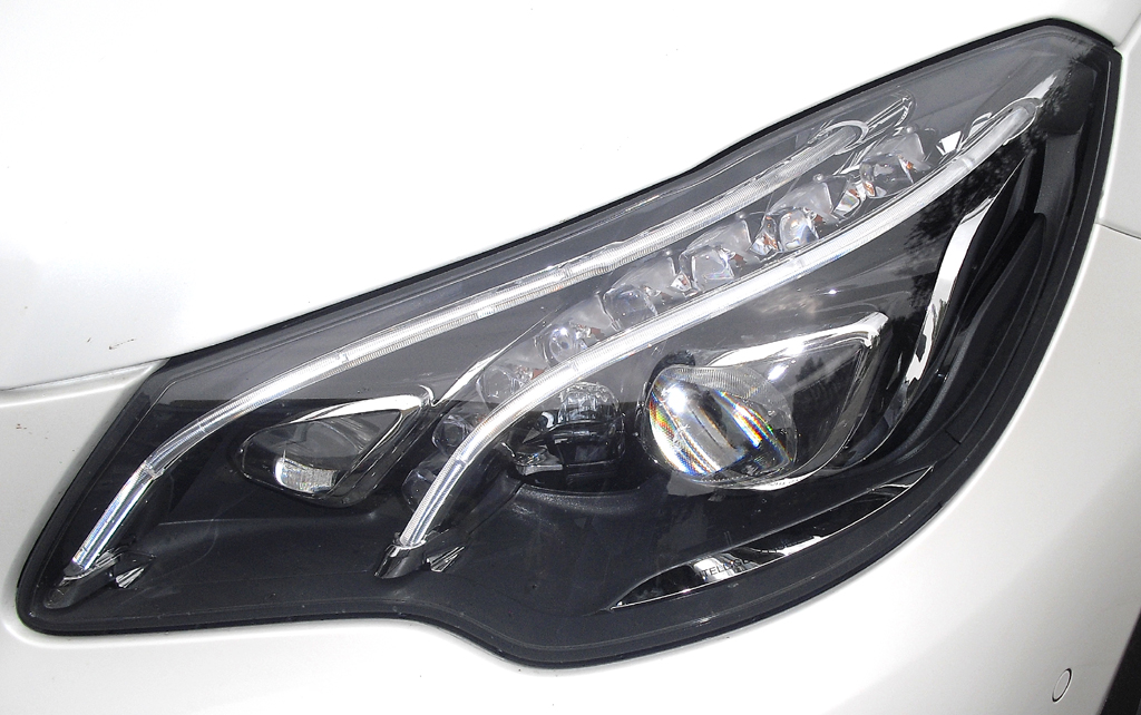Mercedes E-Coupé: Moderne LED-Leuchteinheit vorn. 