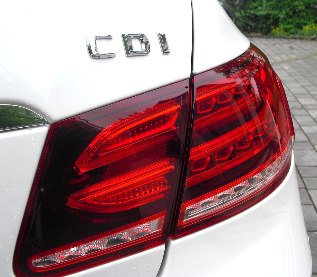 Mercedes E-Coupé: Moderne Leuchteinheit hinten mit Antriebskürzel, hier für Diesel. 