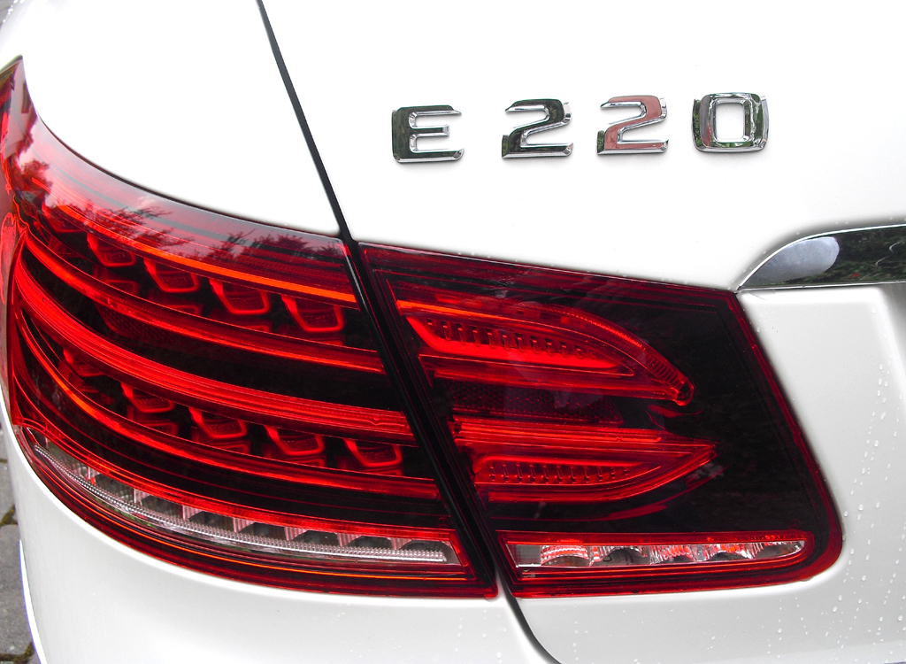 Mercedes E-Coupé: Moderne Leuchteinheit hinten mit Modellschriftzug. 