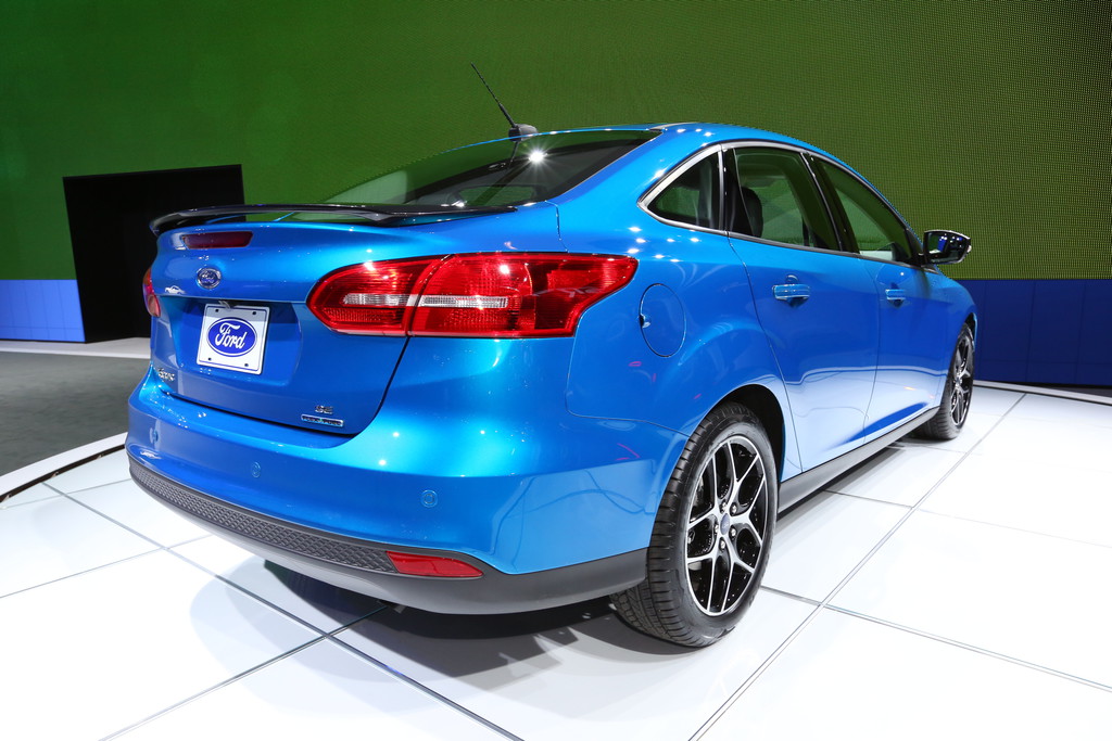 New York 2014: Ford Focus nun auch als Viertürer