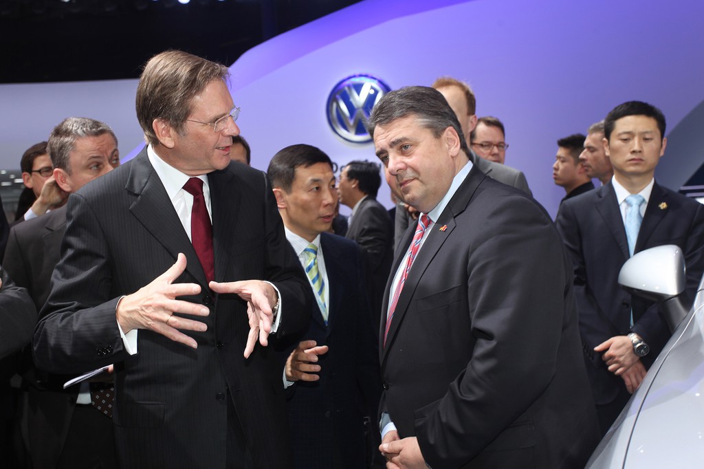Peking 2014: Gabriel schaut bei VW vorbei