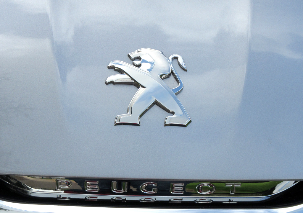 Peugeot 308 SW: Der Markenlöwe sitzt vorn auf der Motorhaube. 