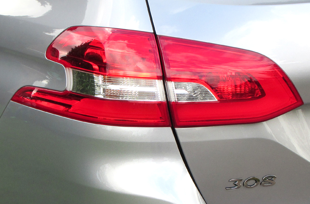 Peugeot 308 SW: Moderne Leuchteinheit hinten mit Baureihen-Kennung. 