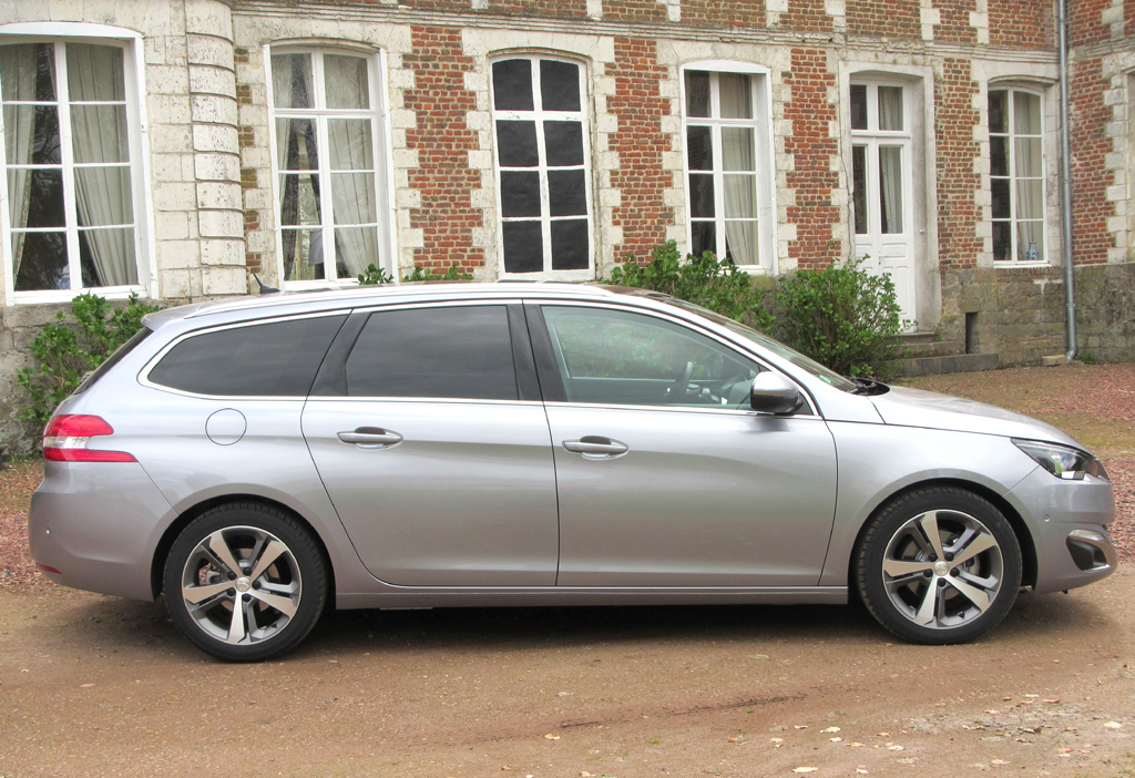 Peugeot 308 SW: So sieht der Kompaktkombi von der Seite aus. 