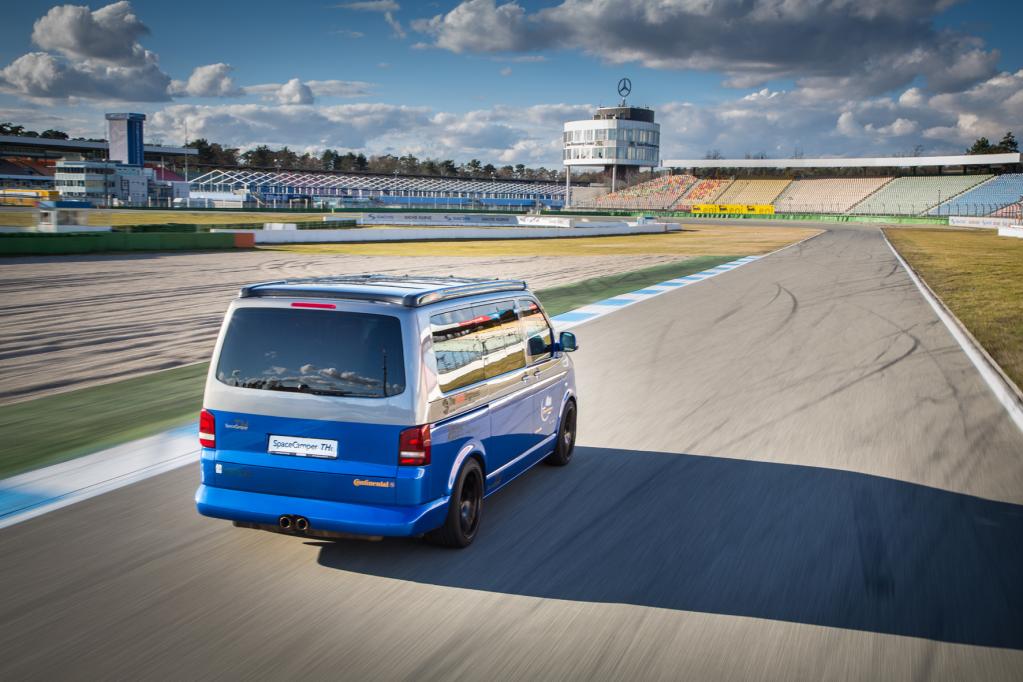 Rallye-Legende Röhrl mit 270 km/h im Campingbus