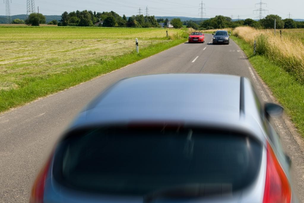 Recht: Unfall bei zu schnellem Überholen  - Nicht immer ist der Raser schuld