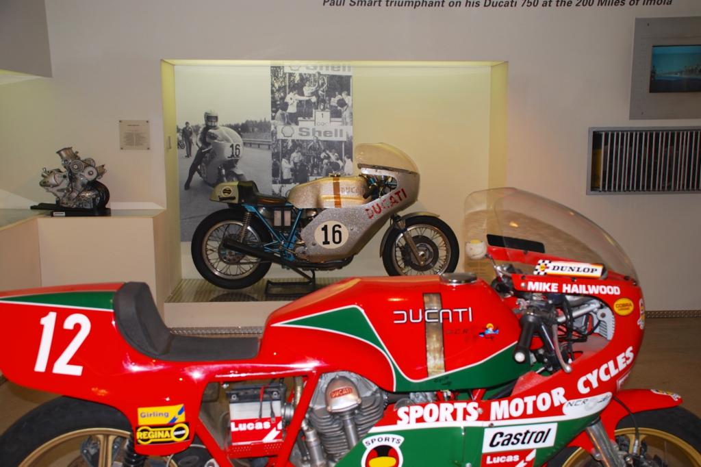 Rennmotorräder von Ducati-Legenden wie Paul Smart (hinten) und Mike Hailwood sind im Museum zu bestaunen