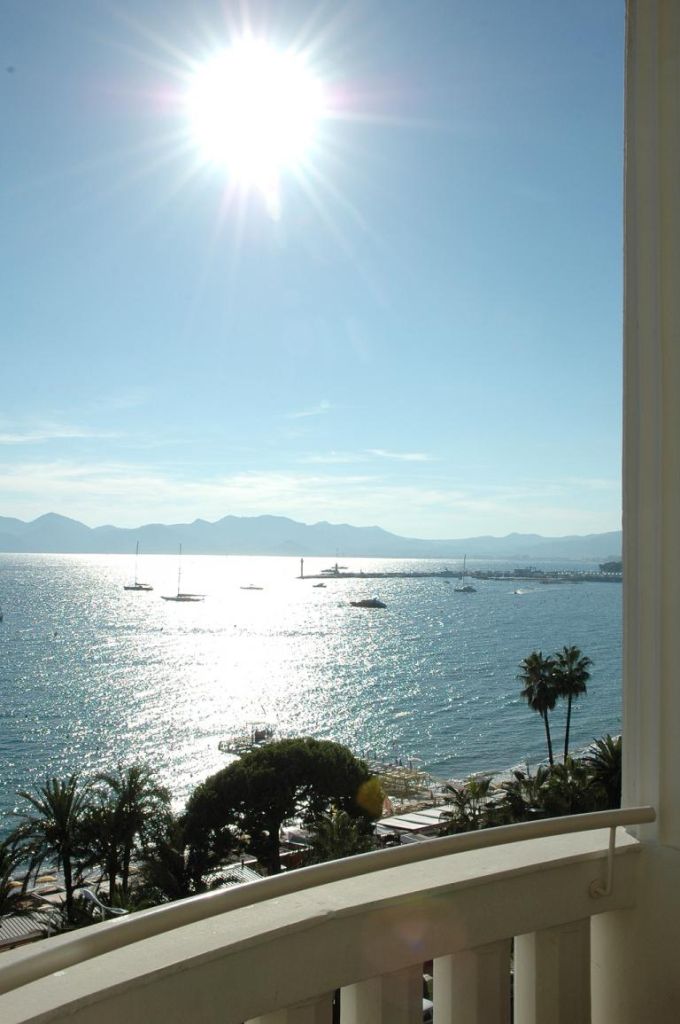 Südliche Stimmung in Cannes mit Blick aufs Meer. 