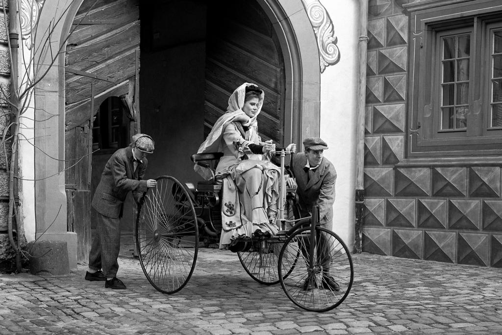 Schon im Patent-Motorwagen, dem ersten Auto der Welt, reiste Bertha Benz unter freiem Himmel - Foto: Mercedes-Zenz
