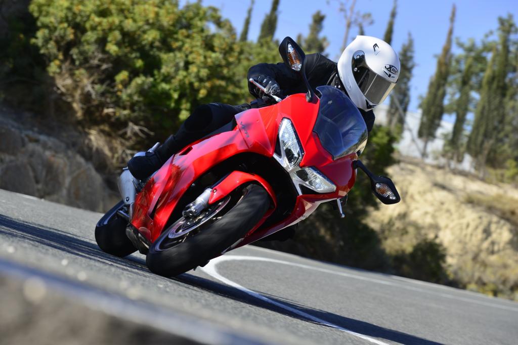 Schon seit jeher zeichnet sich die VFR durch hohe Fahrstabilität aus; ihr Fahrwerk ist eher auf Stabilität als Agilität ausgelegt. 
