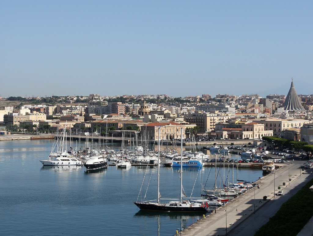 Siracusa mit Blick auf den Hafen und die Neustadt. 