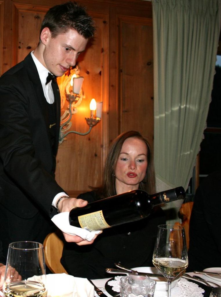 Sommelier Johannes Kohler schenkt ein. 