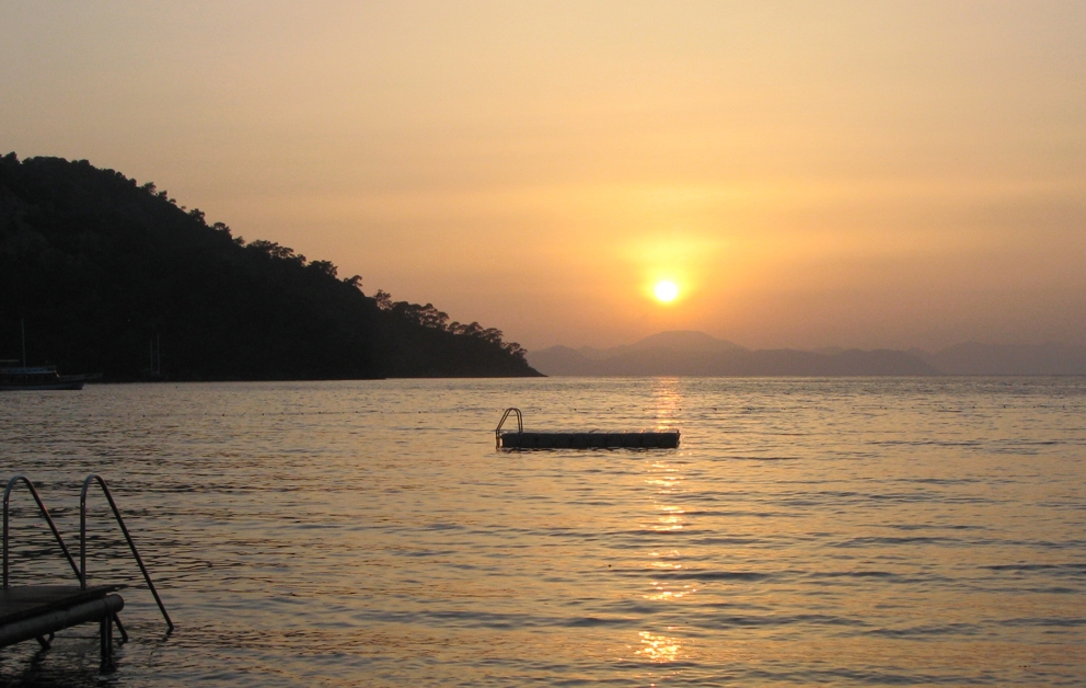 Sonnenuntergang über der Bucht, in der der Hillside Beach Club liegt.