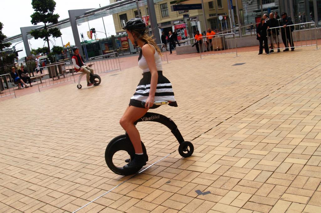 Treten muss der Fahrer des Yike Bike nicht, für Bewegung sorgt der der 200 Watt starke Elektromotor. Foto: © Yike Bike 