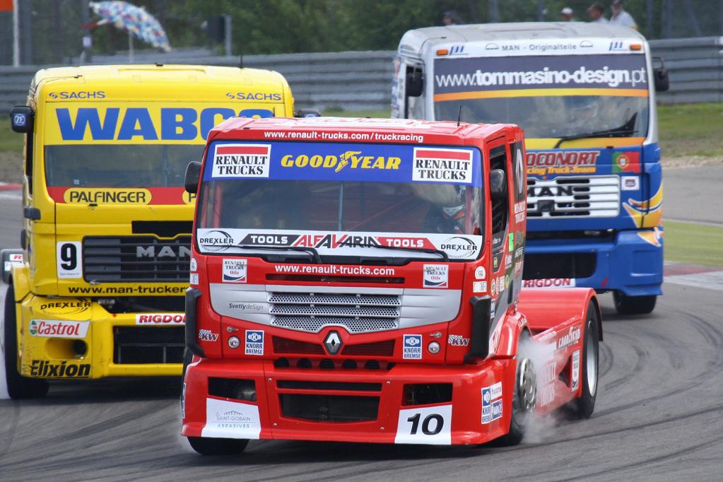 Truck-EM: Renn-Lady Ellen Lohr bändigt 1 200 PS - Foto: Renault