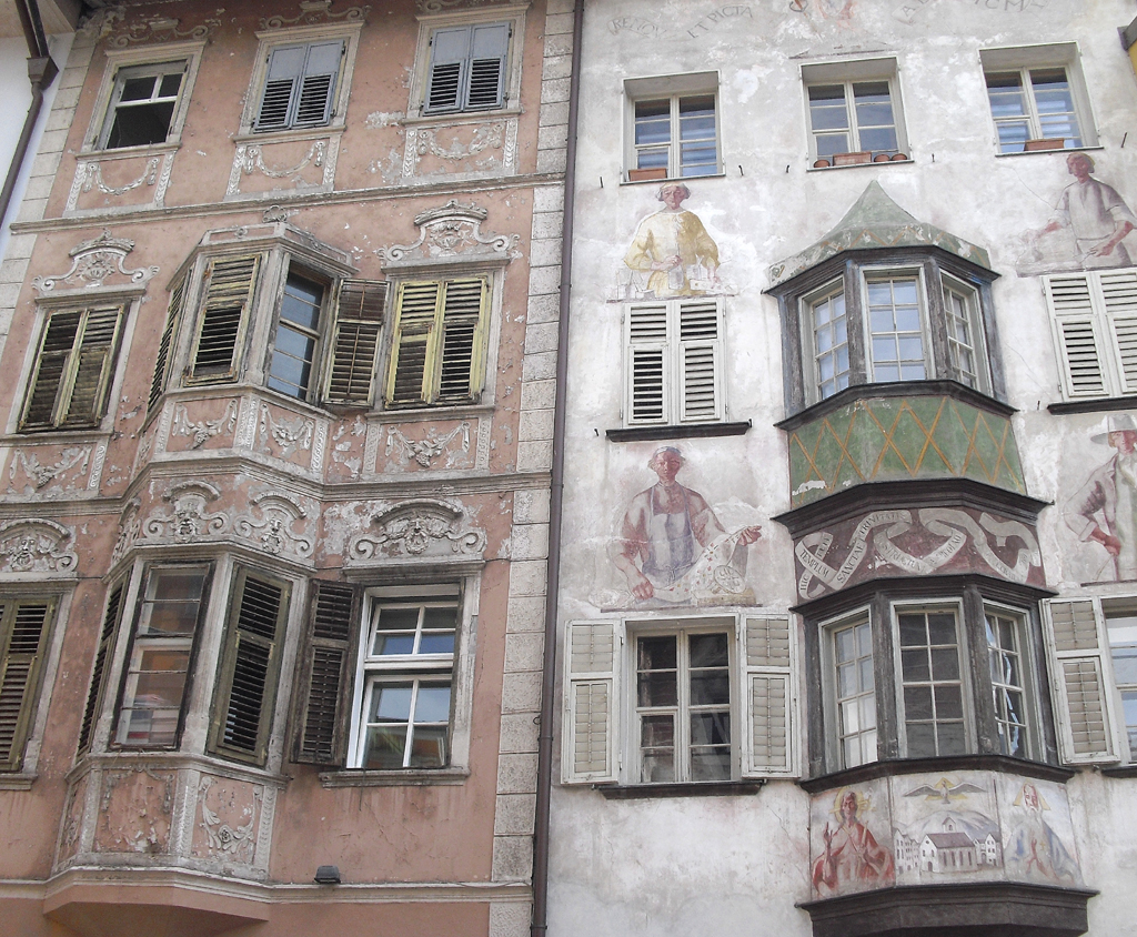 Typische Südtiroler Hausfassaden in Bozen. 