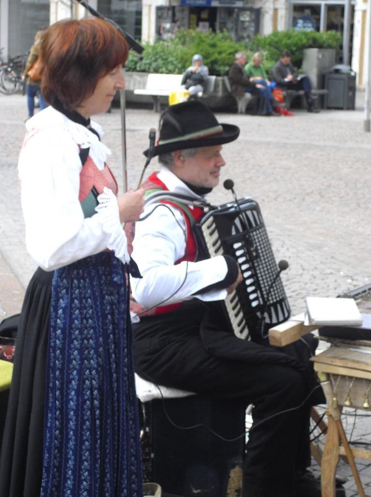 Und die Musi spielt dazu. 