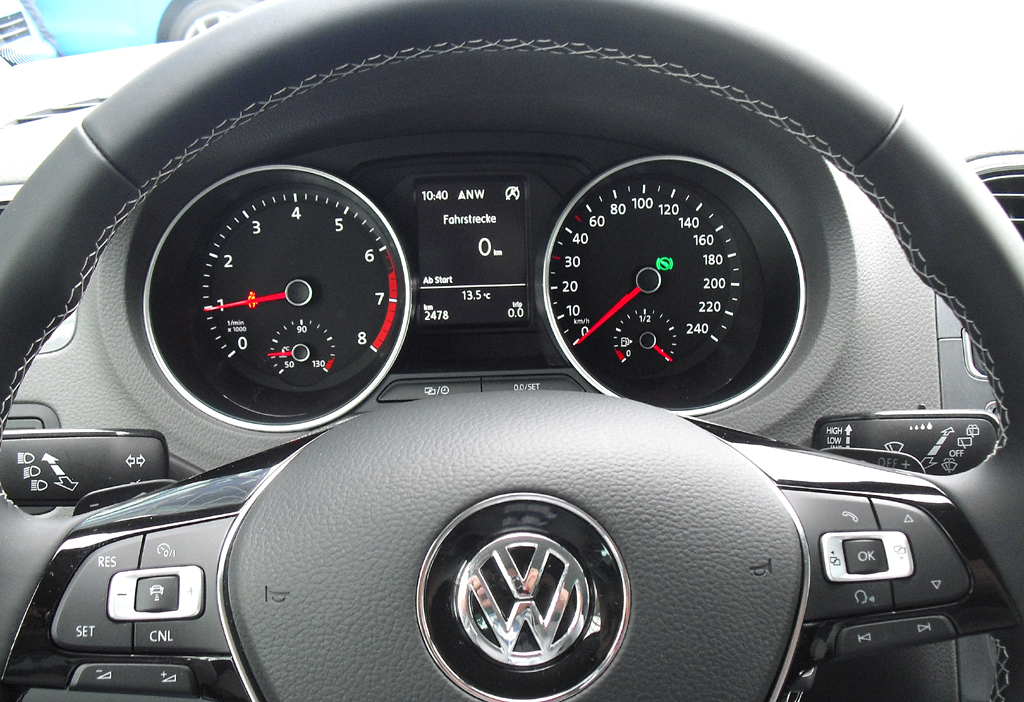 VW Polo: Blick durch den Lenkradkranz auf die Rundinstrumentierung. 