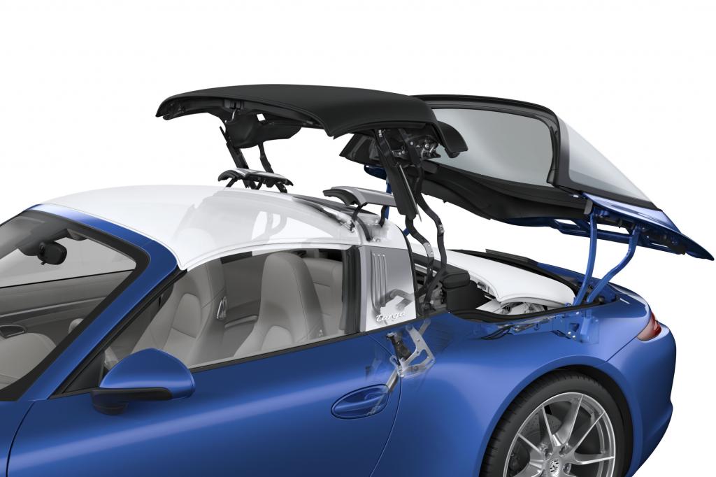 Während sich die gläserne Heckscheibe öffnet und nach hinten wegkippt, gehen zwei Klappen im silbernen Targa-Bügel auf und geben die Kinematik des Stoffverdecks frei - Foto: Porsche