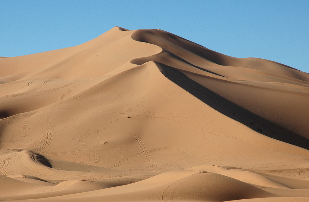 Wüstengebiet Erg Chebbi mit hohen Sanddünen. 