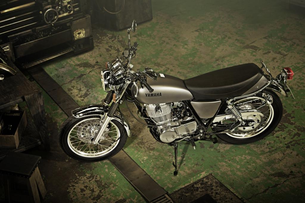Yamaha hat die SR 400 samt ihrem altertümlichen Kickstarter neu ins Programm genommen