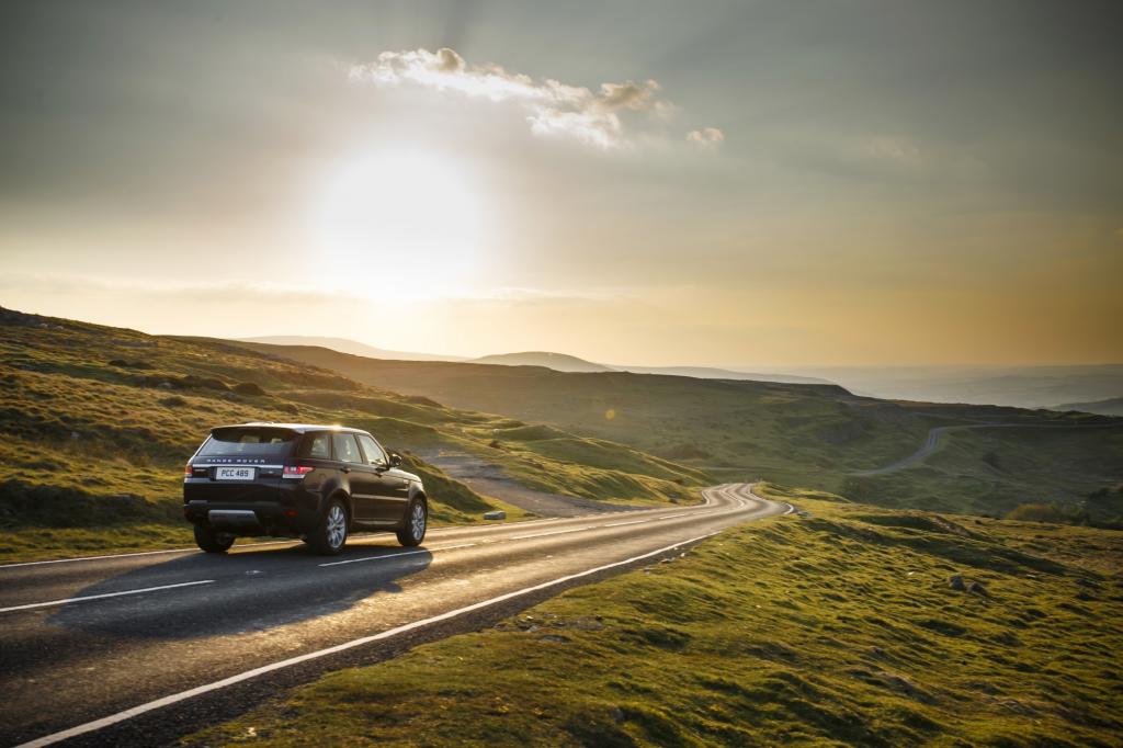 Zunächst einmal ist der „Sport“ ein echter Range, wird also vom 14 Zentimeter längeren Edel-Geländewagen Range Rover abgeleitet.