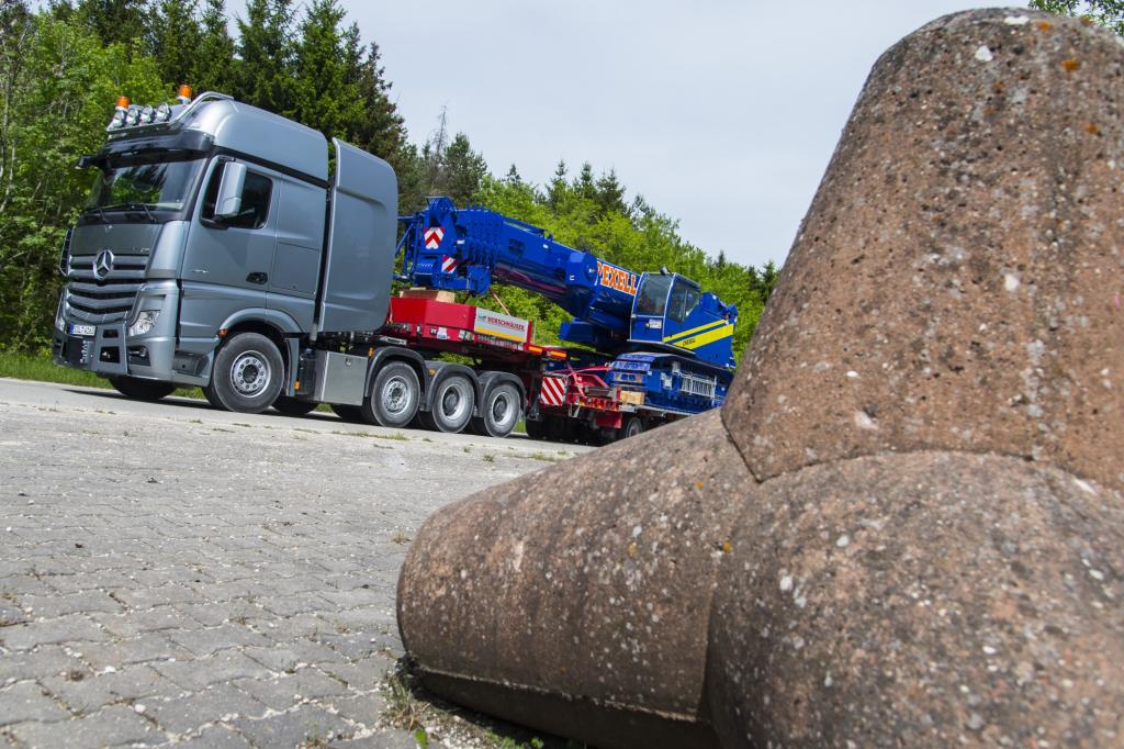  Und wo der Actros mit 625 PS schon in der Liga der meisten Supersportwagen mitfahren könnte, wird er mit einem maximalen Drehmoment von 3.000 Nm zum Spitzentrumpf im Autoquartett