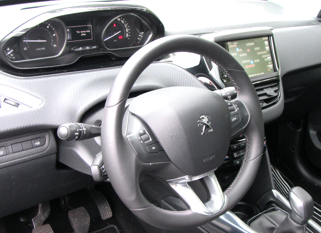 Übersichtlich: Blick ins Cockpit des 2008. 