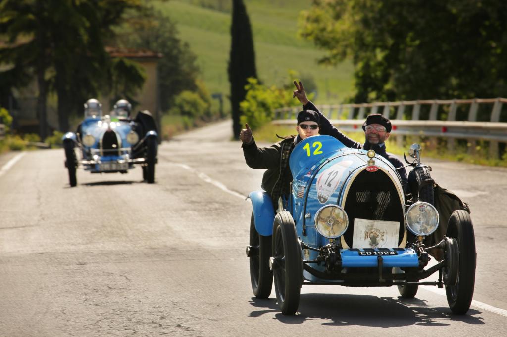 Öfter mal winken: Team 12 im Bugatti T13 Brescia Corsa