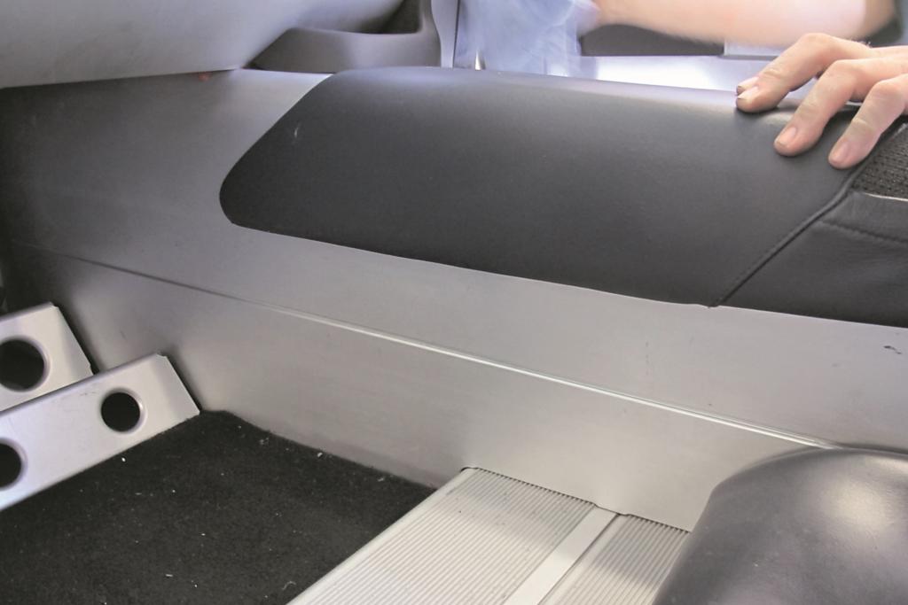 . Das mit Alu verkleidete Cockpit neigt zum Verkratzen – und im Fußraum zur Korrosion. Vor dem Kauf lohnt sich also ein Blick unter die Fußmatten