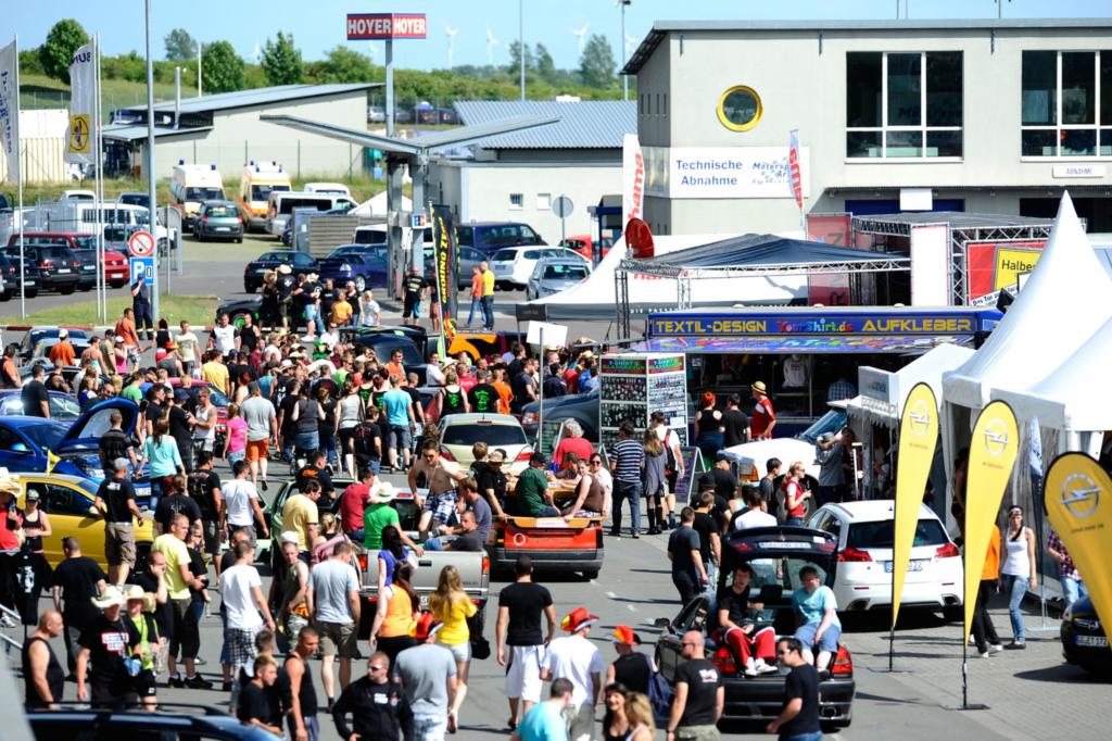Am Wörthersee und in Oschersleben feiern Fans von Opel und VW über Himmelfahrt ihre Marke und sich selbst. 
