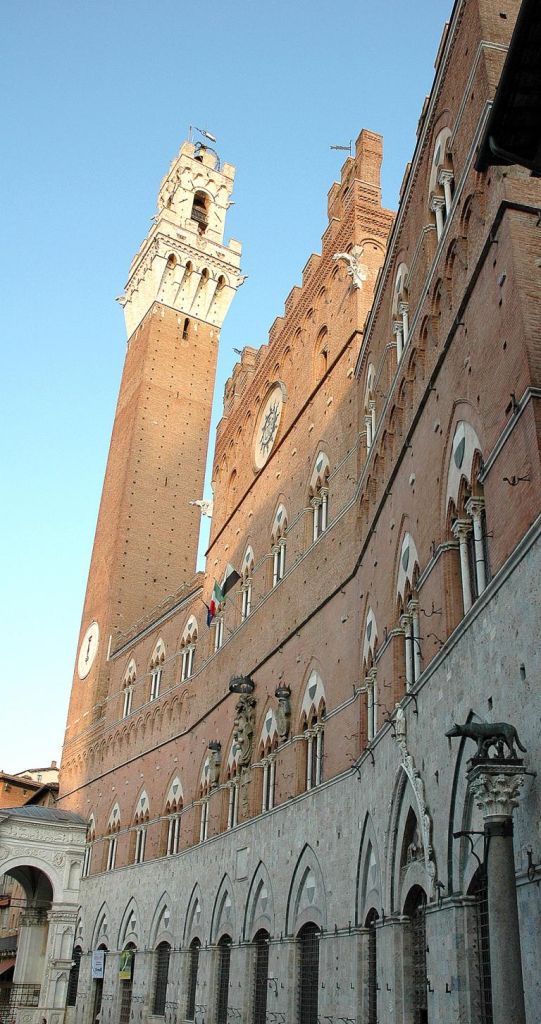 An Sienas Hauptpiazza, dem Campo: Glockenturm mit verbundendem Gebäudekomplex. 