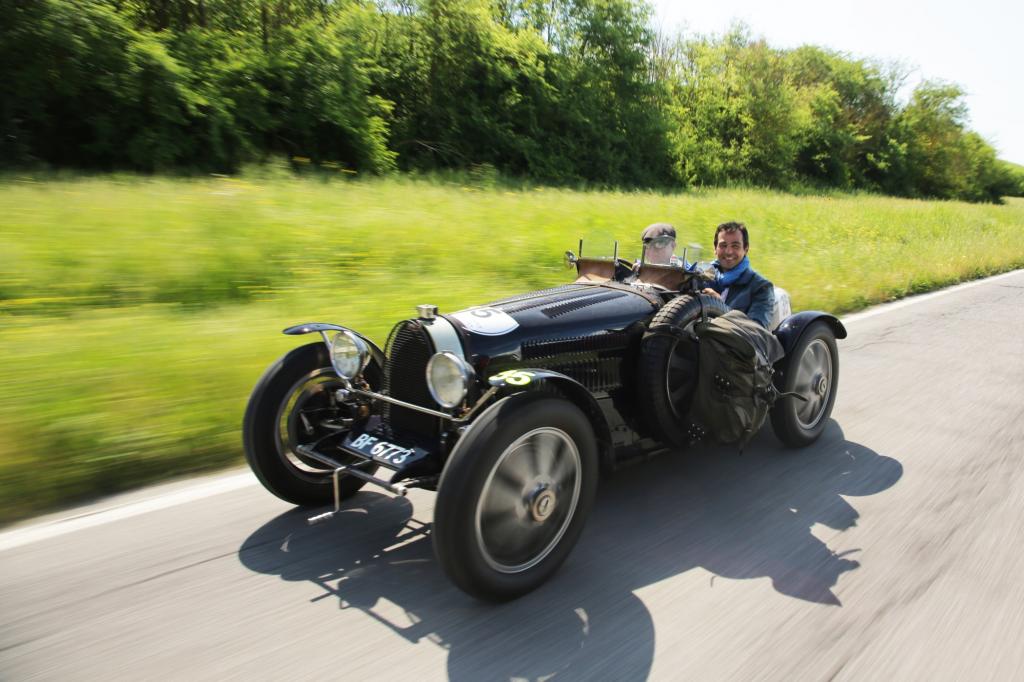 Auch Prominente fahren die Mille Miglia mit: Schauspieler Erol Sander in einem Bugatti T51