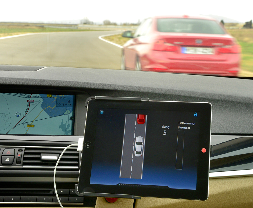 Auf dem BMW-Testgelände im südfranzösischen Miramas: Ein Tablet-PC zeigt ... 