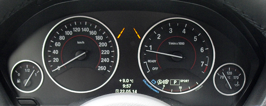 BMW 4er Gran Coupé: Blick durch den Lenkradkranz auf die Rundinstrumentierung. 