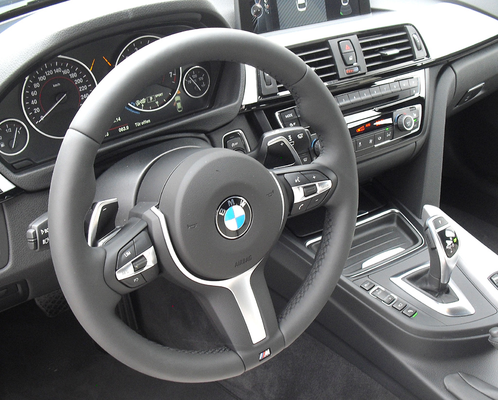 BMW 4er Gran Coupé: Blick ins sportlich-funktionelle Cockpit. 