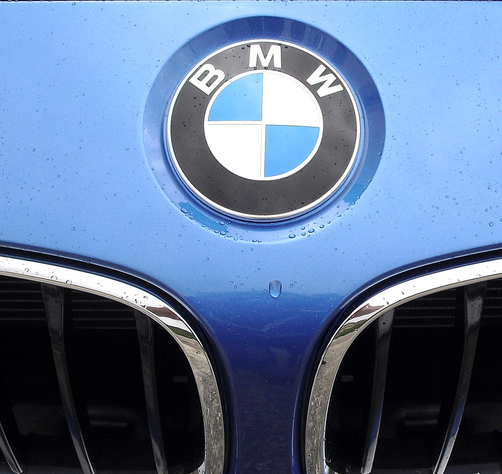 BMW 4er Gran Coupé: Das Markenlogo sitzt vorn über der Doppelniere. 
