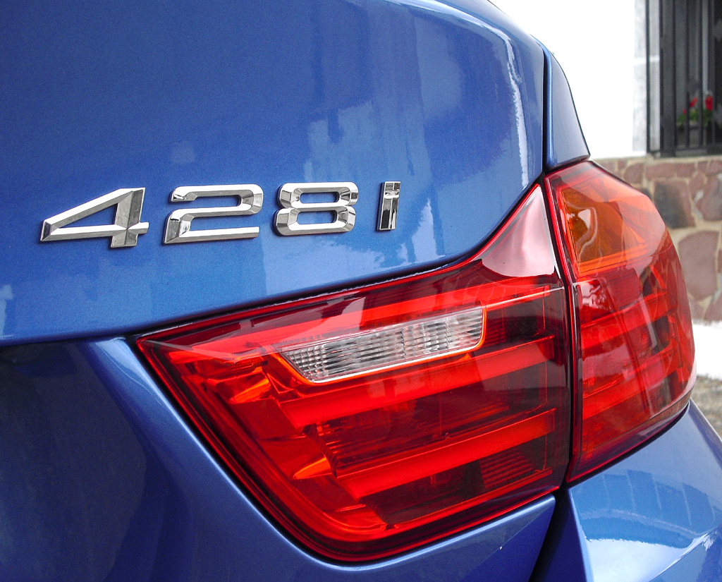 BMW 4er Gran Coupé: Moderne Leuchteinheit hinten mit Motorisierungshinweis. 