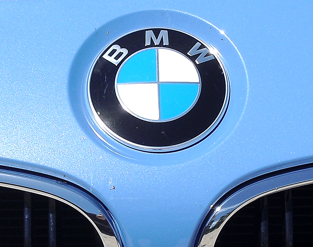 BMW M3 Limousine: Das Markenlogo sitzt vorn oberhalb der Doppelniere. 