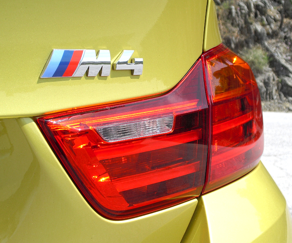 BMW M4 Coupé: Moderne Leuchteinheit hinten mit Modellkürzel. 