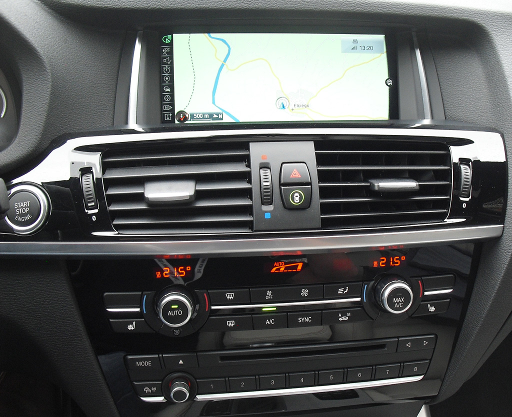 BMW X4: Blick auf den mittleren Armaturenträger. 
